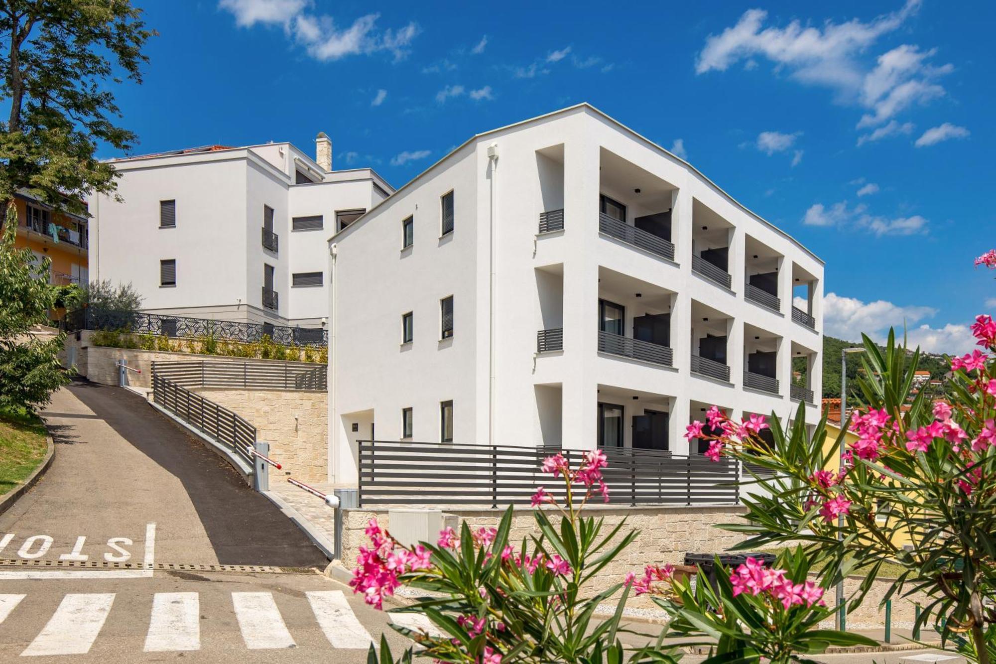 Belinda Apartments With Balcony & Private Parking 奥帕提亚 外观 照片