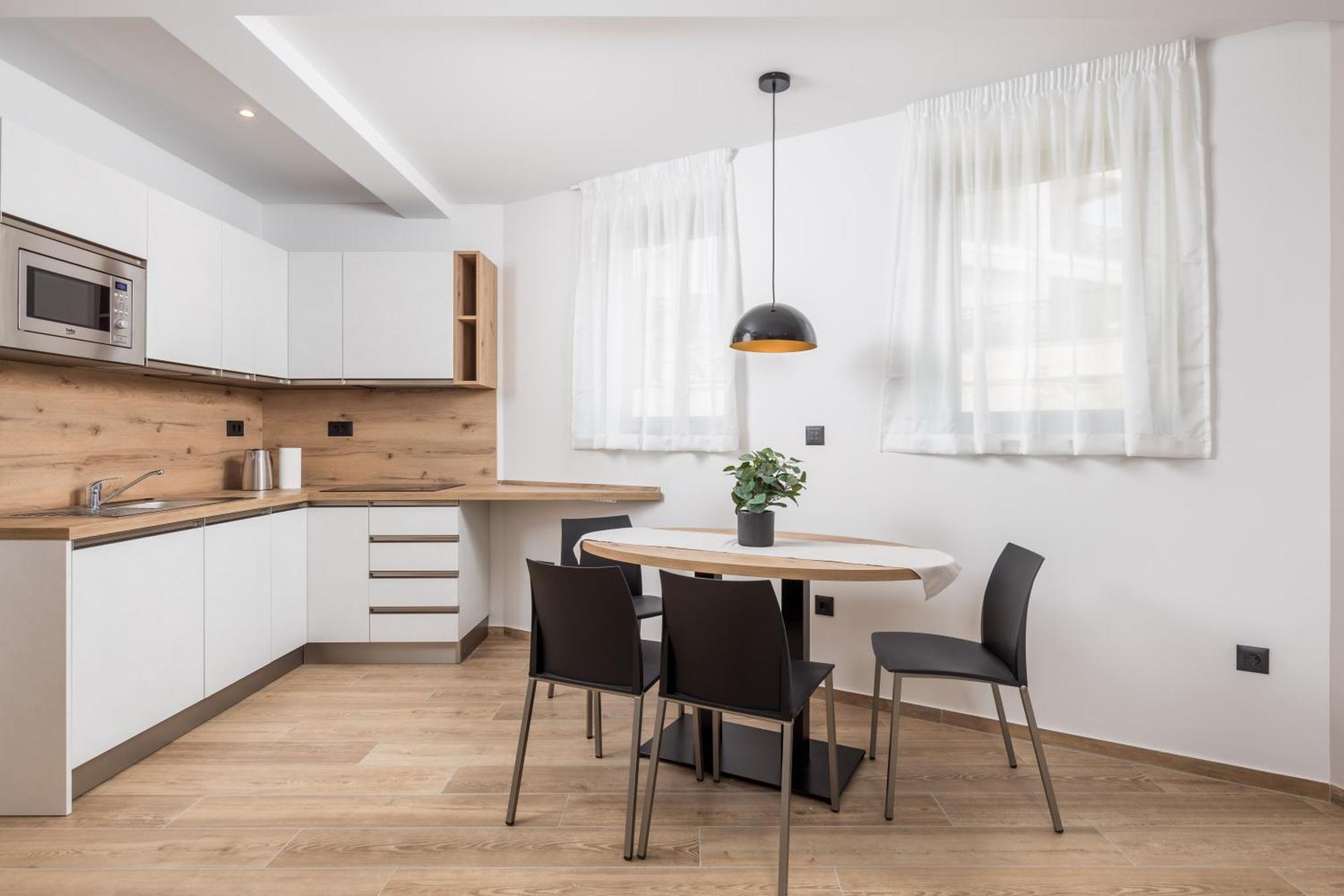 Belinda Apartments With Balcony & Private Parking 奥帕提亚 外观 照片