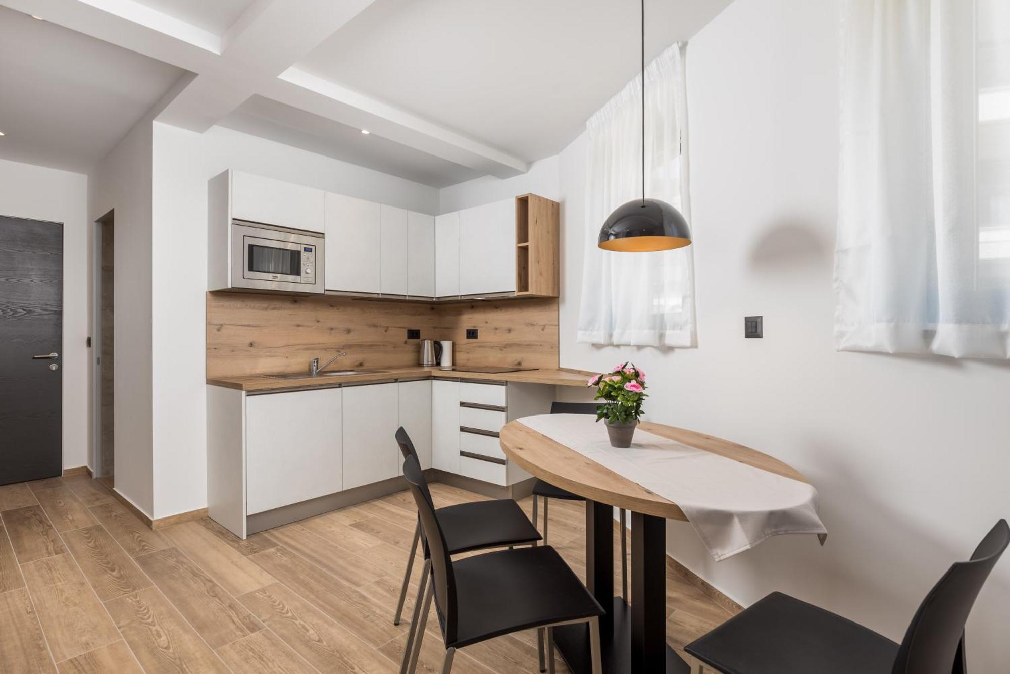 Belinda Apartments With Balcony & Private Parking 奥帕提亚 外观 照片